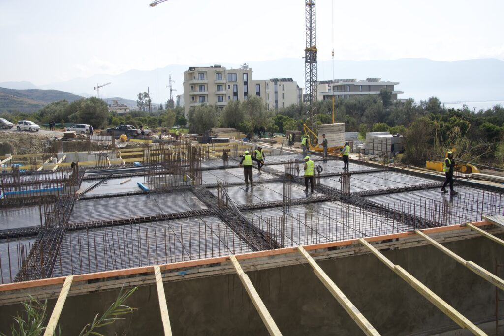 Lider2020 crew working on reinforcement and formwork at the Radhimë construction site