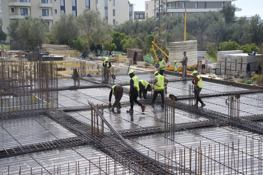 Workers placing steel reinforcement at the Radhimë site